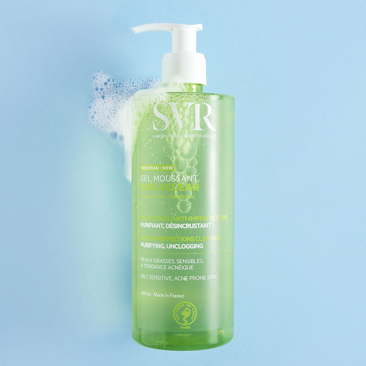 Flacon pompe de gel nettoyant SEBIACLEAR SVR 400ml, vert translucide avec mousse onctueuse sur fond bleu clair.
