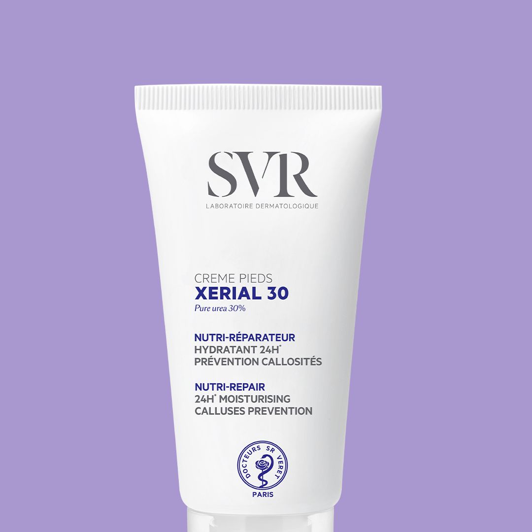Tube blanc de crème pieds SVR Xerial 30 contre les callosités sur fond violet, format 50ml.