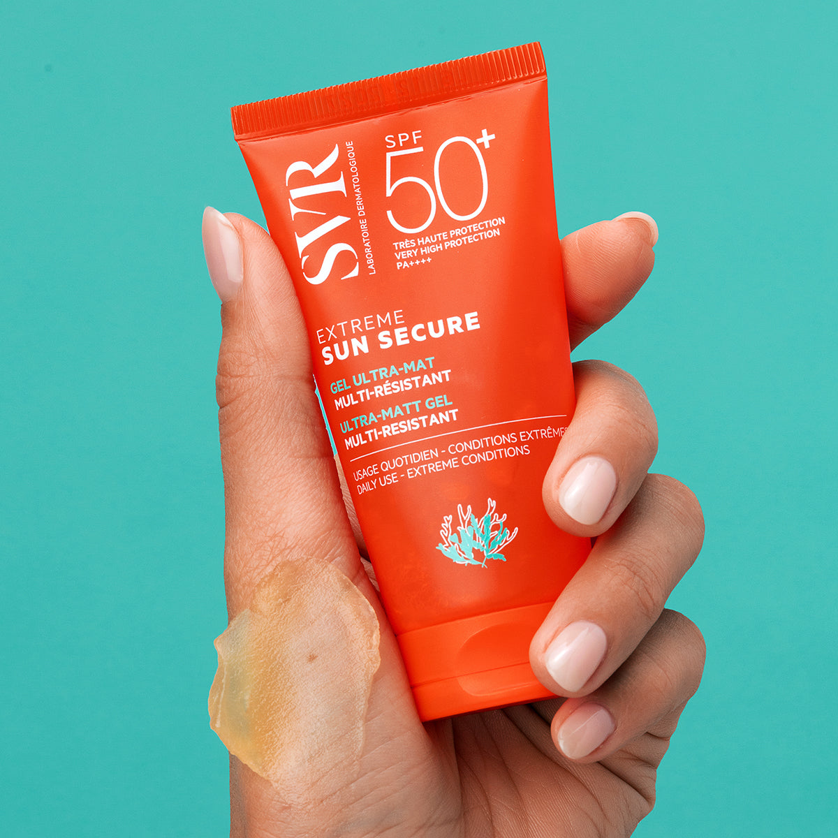 Tube de crème solaire SVR Sun Secure Extrême SPF50+ orange tenu en main avec une texture gel transparente sur la peau.