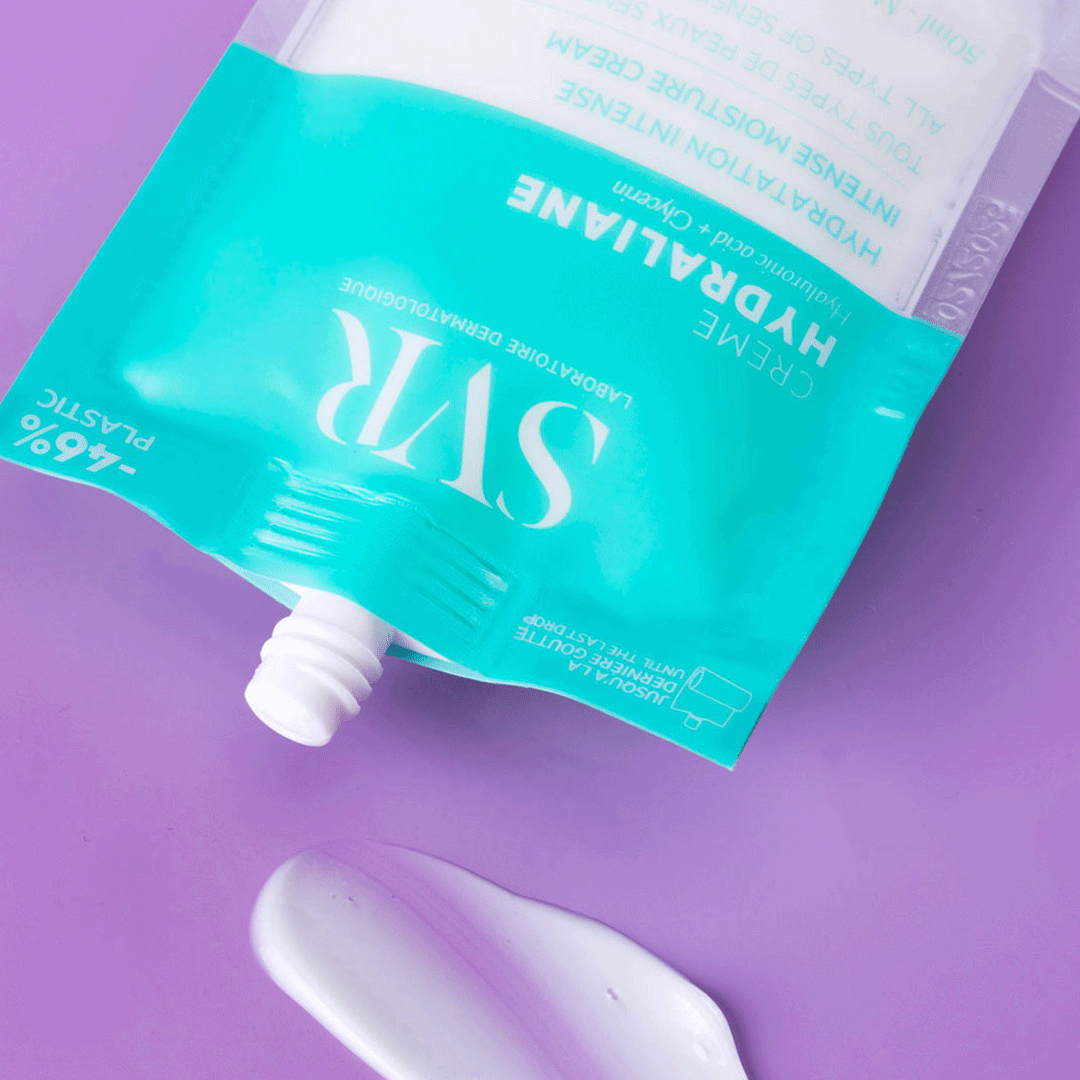Poche éco-responsable SVR Hydraliane Crème turquoise avec une noisette de crème hydratante sur fond violet.