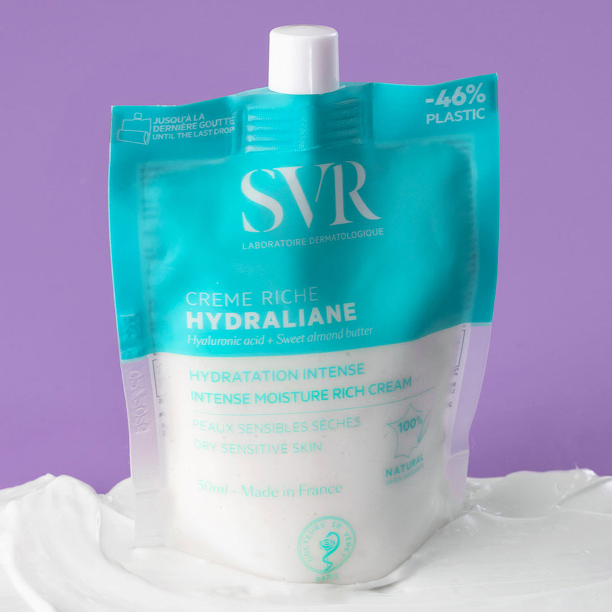 Poche éco-conçue SVR Hydraliane Crème Riche 50ml sur fond violet, texture crème onctueuse en premier plan.