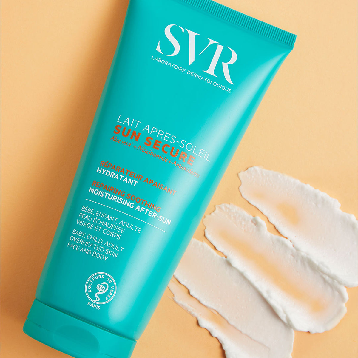 Tube de lait après-soleil SVR Sun Secure turquoise avec des touches de crème blanche onctueuse sur fond beige.