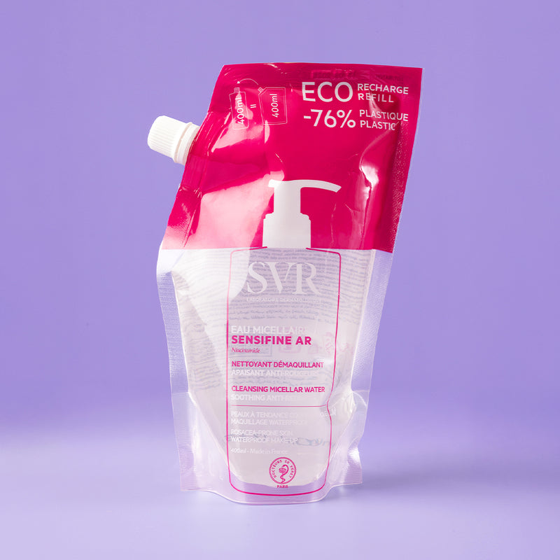 Recharge éco 400ml SVR Sensifine AR, eau micellaire apaisante pour peaux sujettes aux rougeurs, emballage souple rose et blanc.
