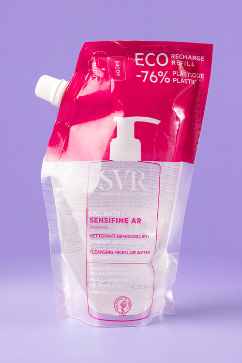 Recharge éco 400ml SVR Sensifine AR, eau micellaire apaisante pour peaux sujettes aux rougeurs, emballage souple rose et blanc.