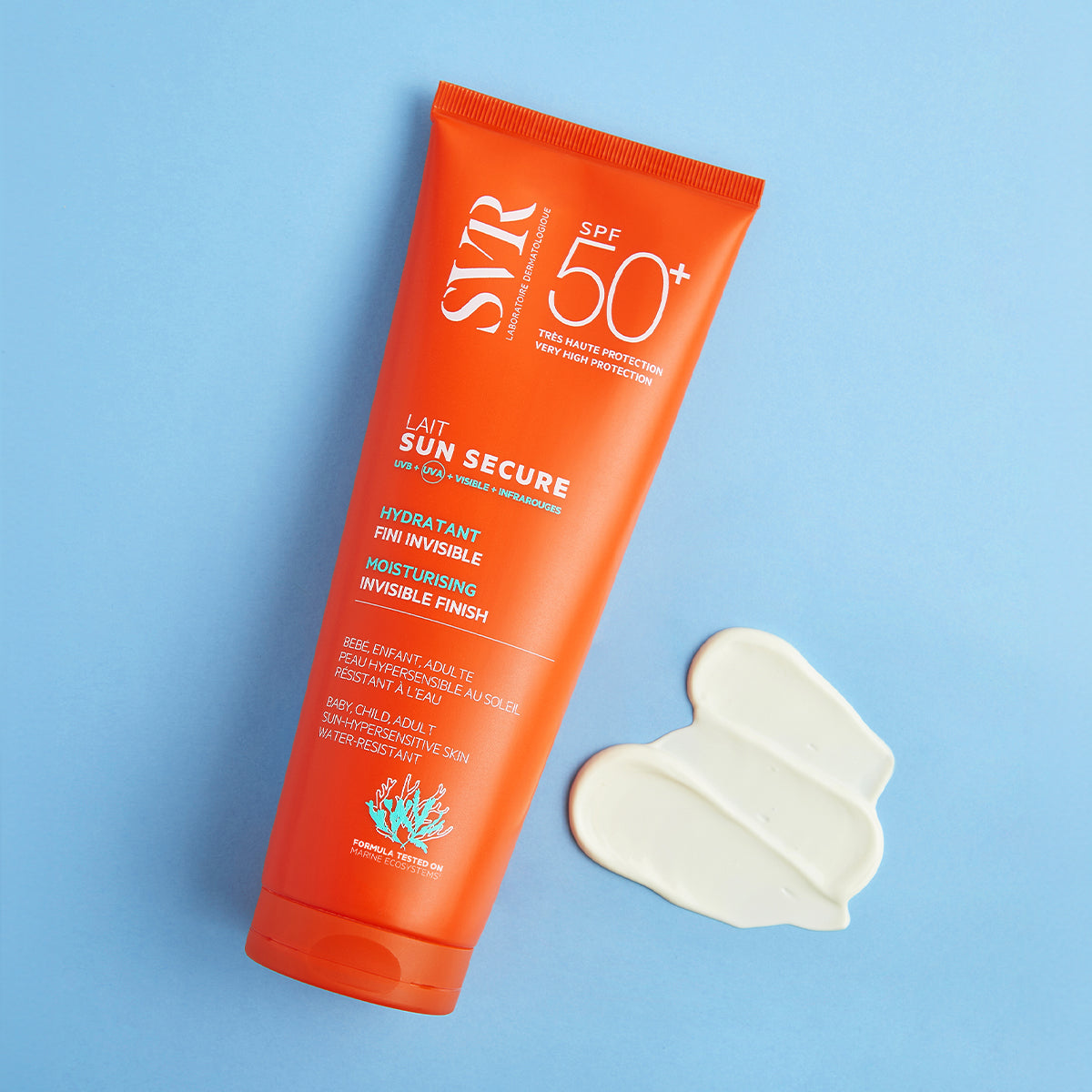 Tube orange de lait solaire SVR Sun Secure SPF50+ avec une noisette de crème blanche sur fond bleu clair.